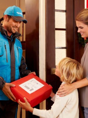 Hermes-Paketbote-liefert-Weihnachtsgeschenke-aus